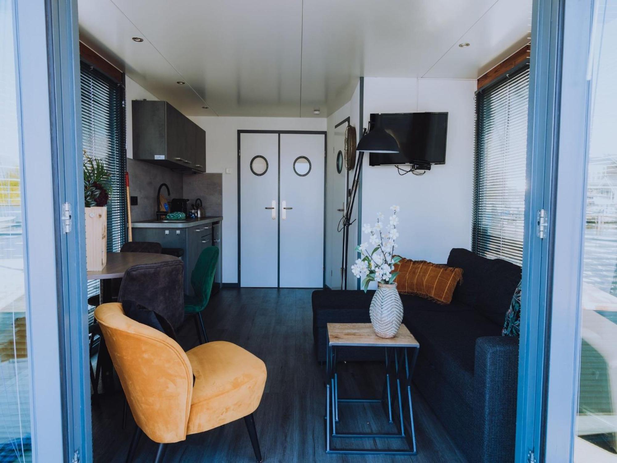 Modern Houseboat With Air Conditioning Located In Marina Uitgeest 외부 사진